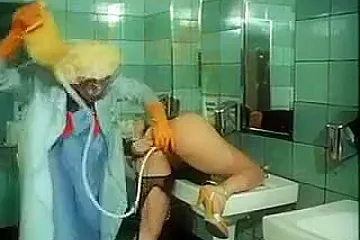 У нее полный набор секс инструментов и еще она сделала клизму душем У нее полный набор секс инструментов и еще она сделала клизму душем
